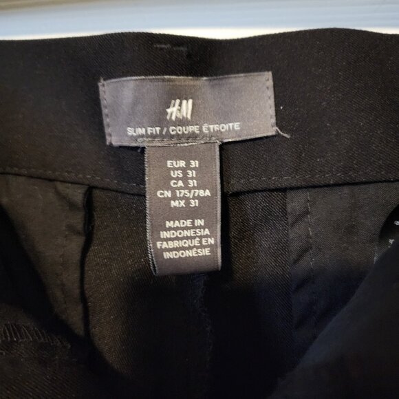 Black H&M Slim Fit Shorts, Size 31 - Picture 3 of 3